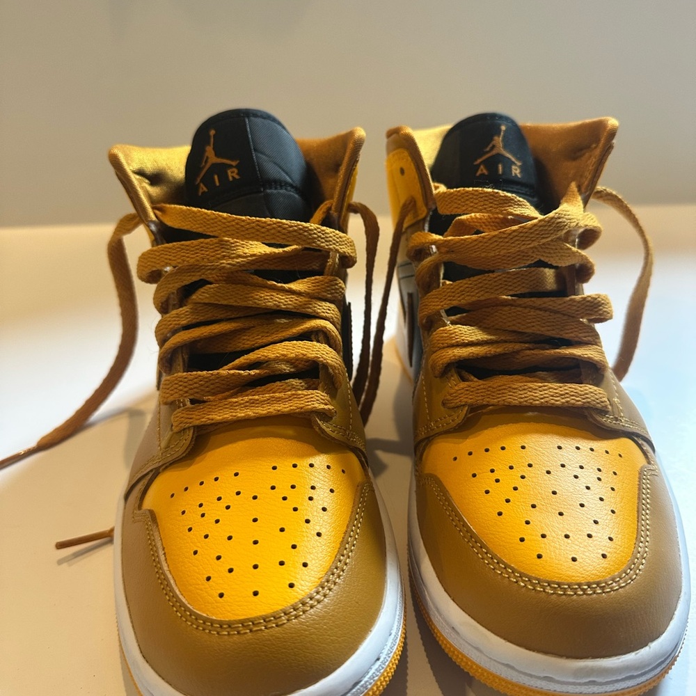 Jordan Kids High-Top Sneakers in Mustard/Black